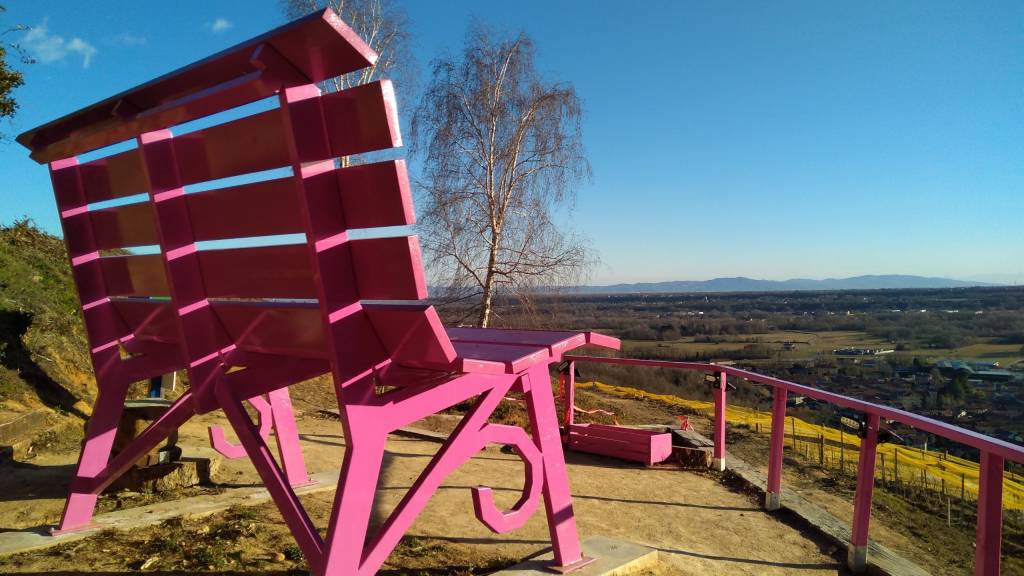 panchine-giganti-piemonte-guest-house-acini-e-rose-montaleghe-big-bench-2022-big-bench-levone-n-175-1