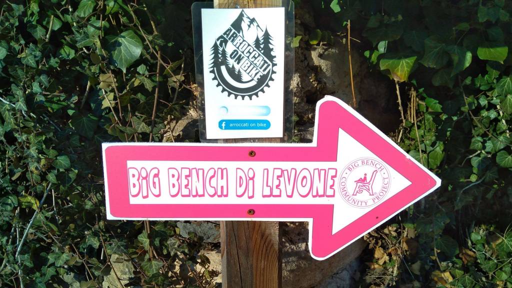 panchine-giganti-piemonte-guest-house-acini-e-rose-montaleghe-big-bench-2022-big-bench-levone-n-175-3