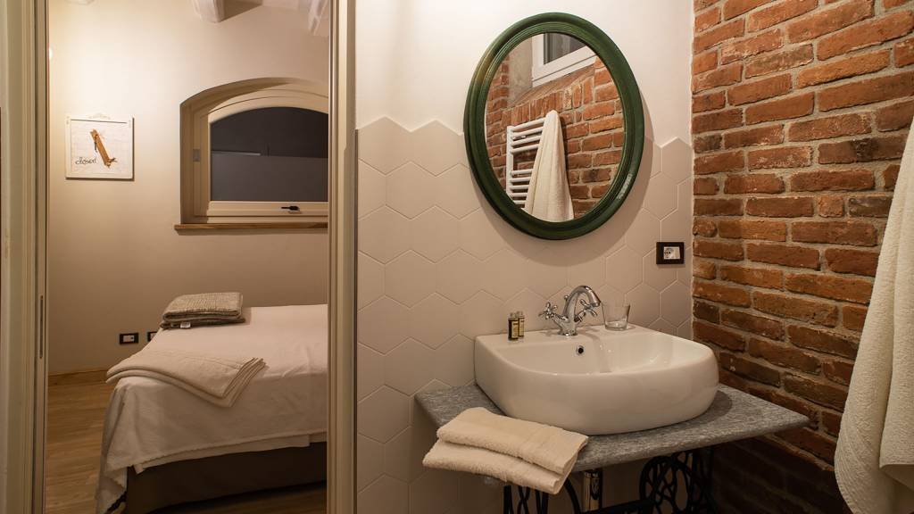 guest-house-acini-e-rose-montaleghe-foto-nuove-2020-acini-sparsi-bagno