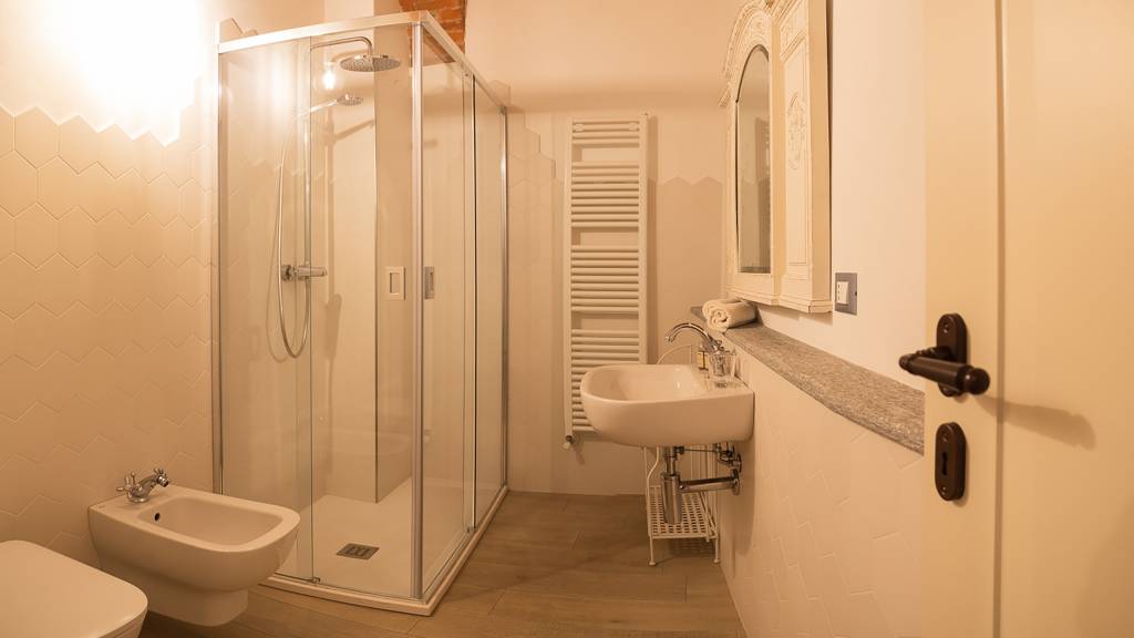 guest-house-acini-e-rose-montaleghe-foto-nuove-2020-rose-antiche-bagno