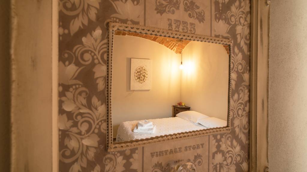 guest-house-acini-e-rose-montalenghe-acini-dorati-nord-camera-centrale-specchio