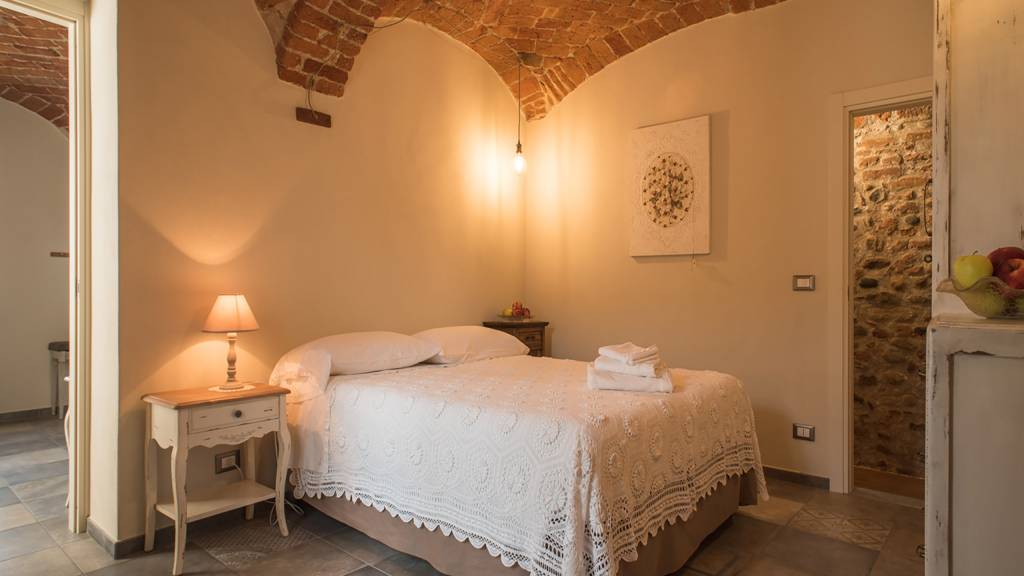 guest-house-acini-e-rose-montalenghe-acini-dorati-soffitto-nord-camera-centrale