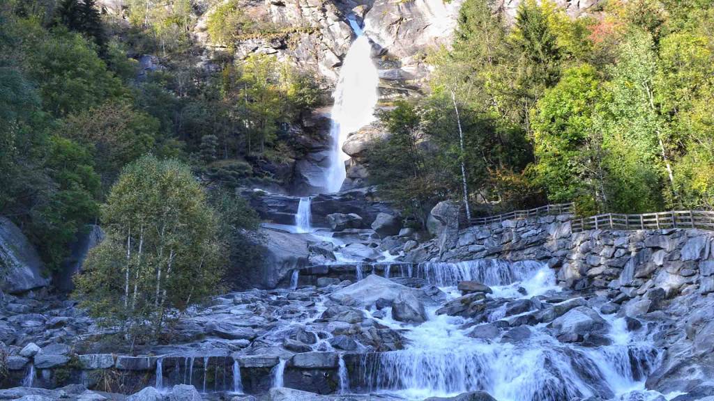 escursioni-canavese-guest-house-acini-e-rose-montalenghe-esperienze-passeggiate-cascata-noasca-2