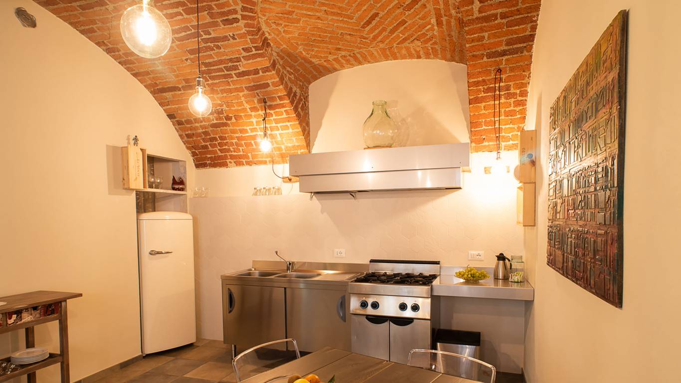 guest-house-acini-e-rose-montaleghe-foto-nuove-2020-acini-dorati-cucina-5-soffitto