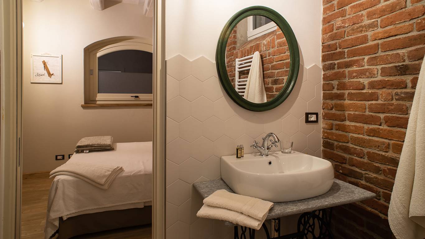 guest-house-acini-e-rose-montaleghe-foto-nuove-2020-acini-sparsi-bagno