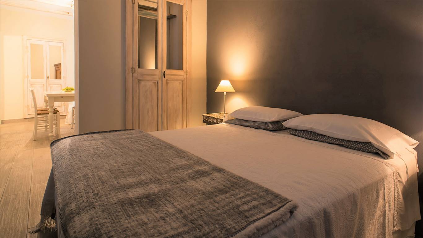 turin-guest-house-acini-e-rose-montaleghe-rose-antiche-room-2