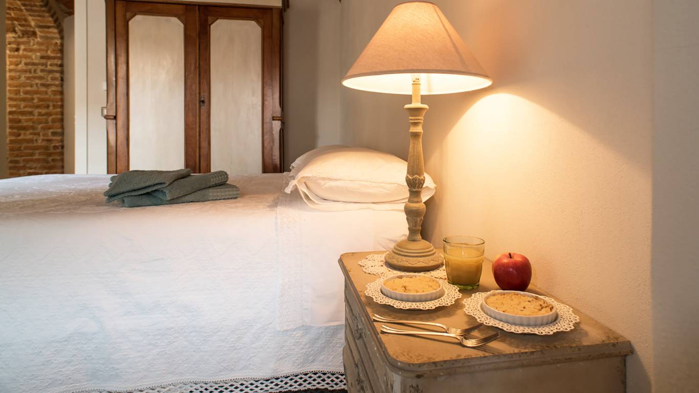 guest-house-acini-e-rose-montalenghe-acini-dorati-nord-camera-est-armadio